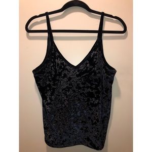 🌵Victoria’s Secret velvet sleep top (small)